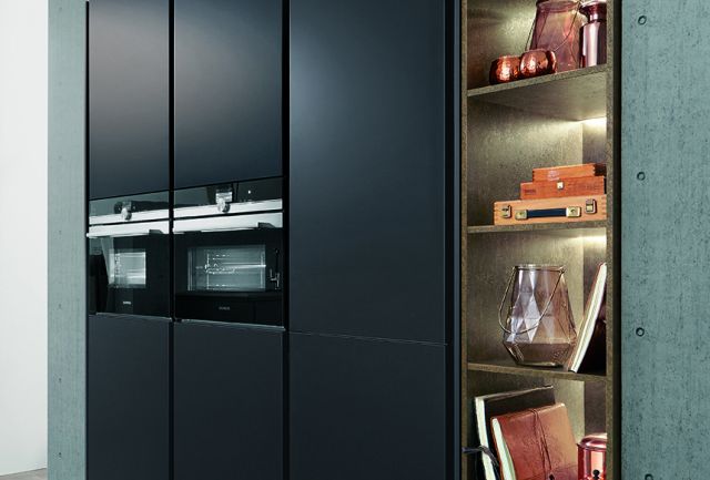 Designküche in Inselform mit Naturstein - Marquardt Küchen