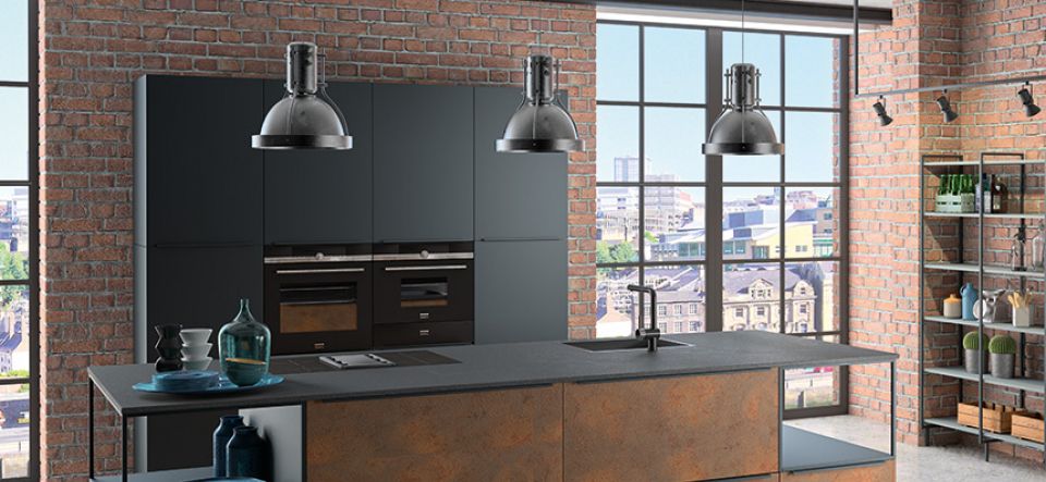 Designküche in Inselform mit Naturstein - Marquardt Küchen