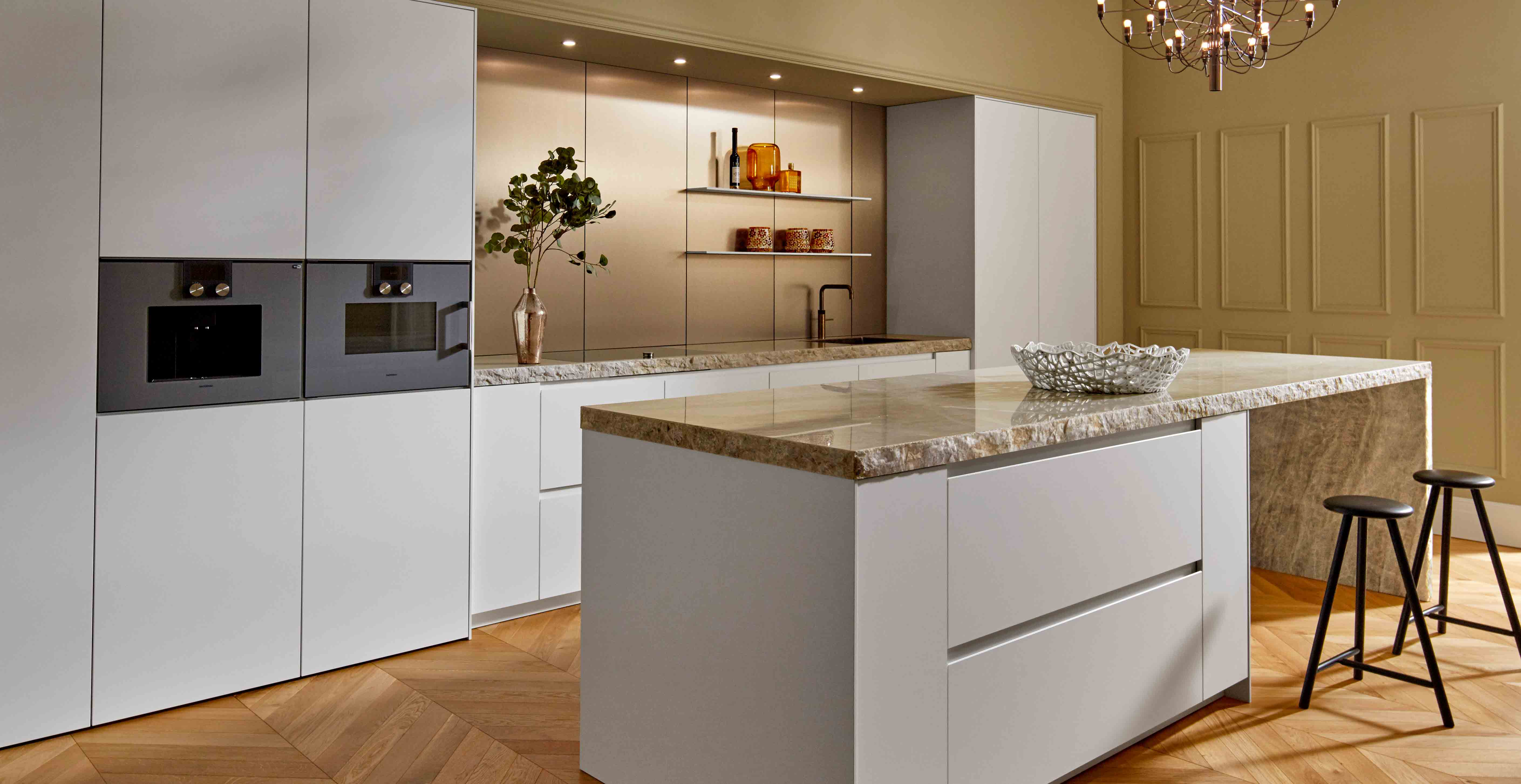 Moderne weisse Küche mit Stein