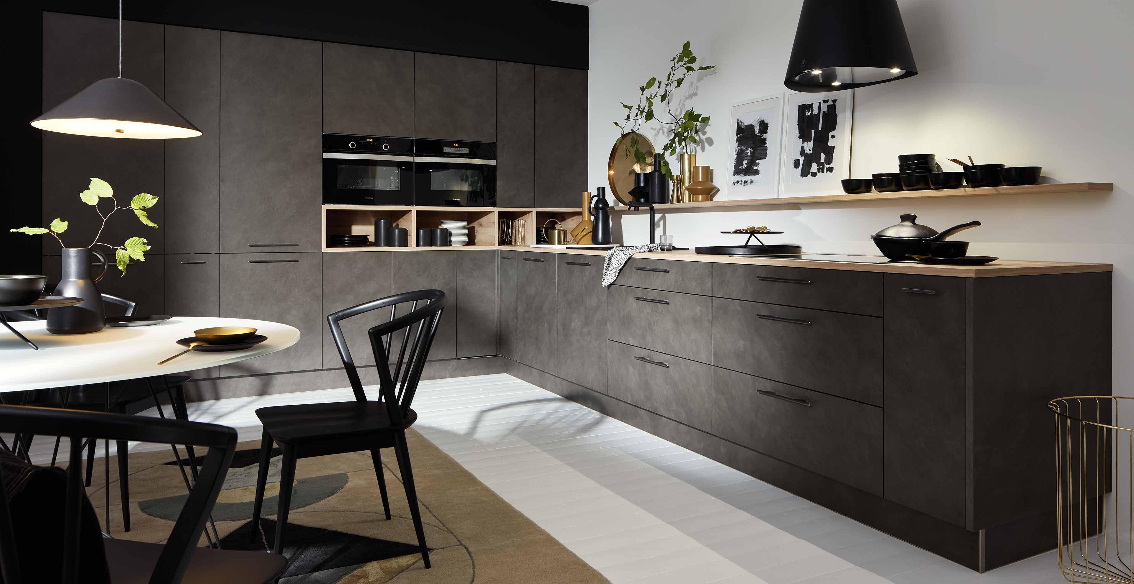 Klassische L-Küche mit Fronten in Zementoptik und verspielten