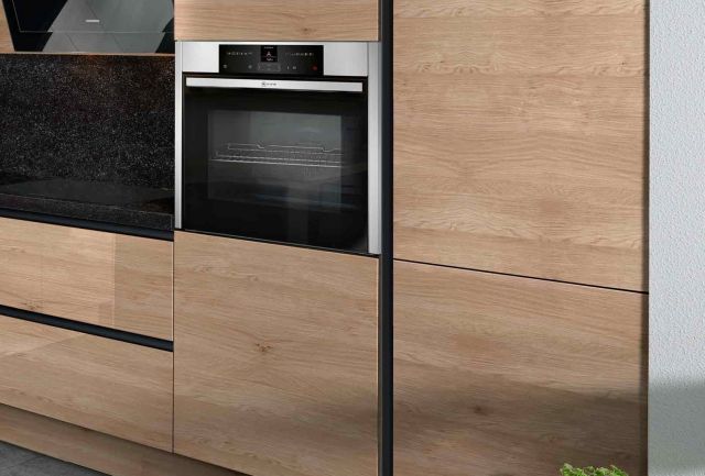 Grifflose L-Küche mit Elektrogeräten von Neff und Naturstein