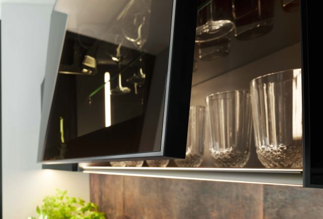 Grifflose U-Küche mit Designglastüren und Naturstein - Marquardt Küchen