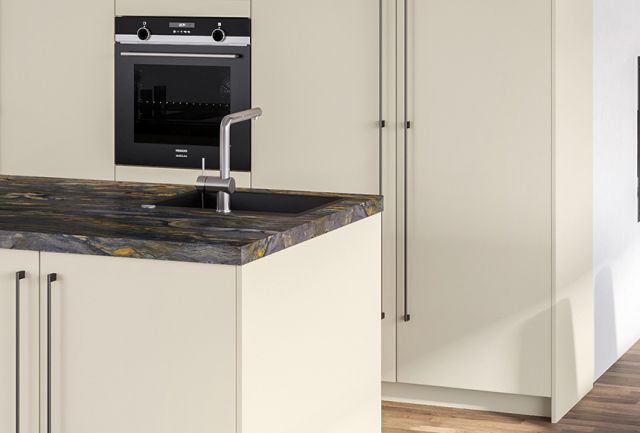 Designküche / Wohnküche mit hochwertigem Naturstein - Marquardt Küchen