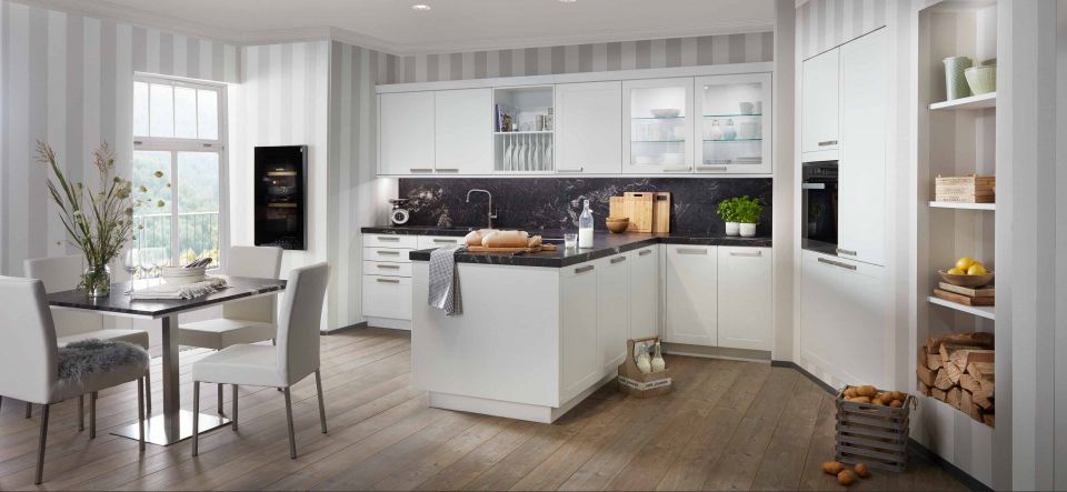 Hacker Musterkuche Hochglanz Lack Kuche Mit Insellosung Grifflos Ausstellungskuche In Dusseldorf Von Benrather Kuchenstudio Gmbh