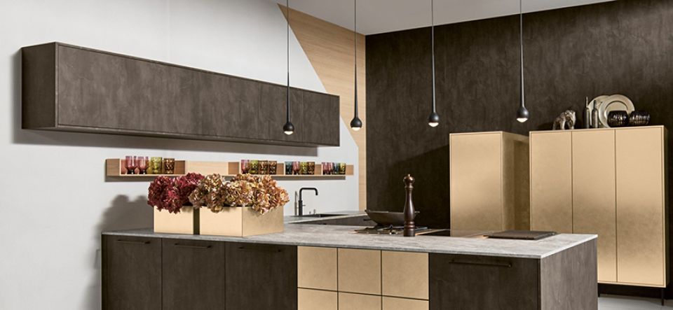 Grifflose U-Küche mit Designglastüren und Naturstein - Marquardt Küchen