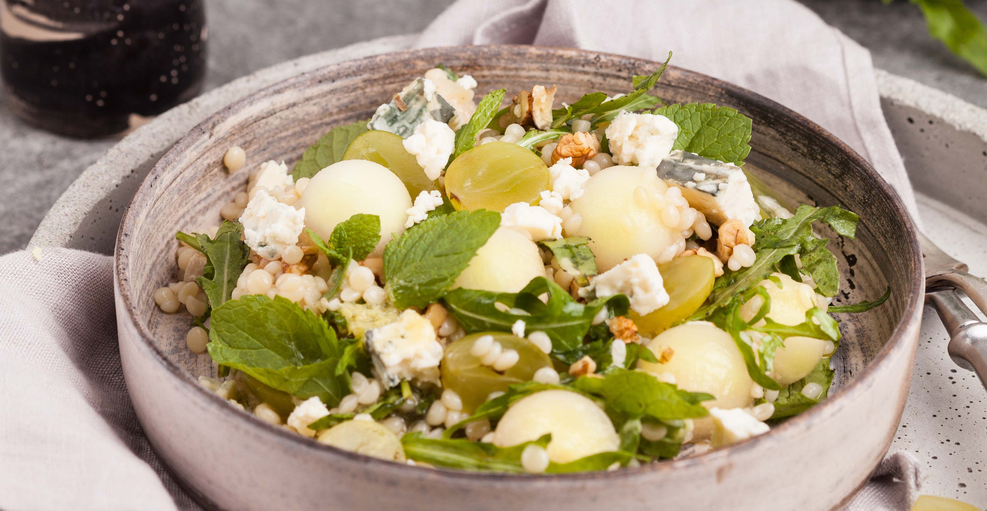 Leichter Rucola Salat mit Gnocchi, Trauben und Hüttenkäse - Marquardt ...
