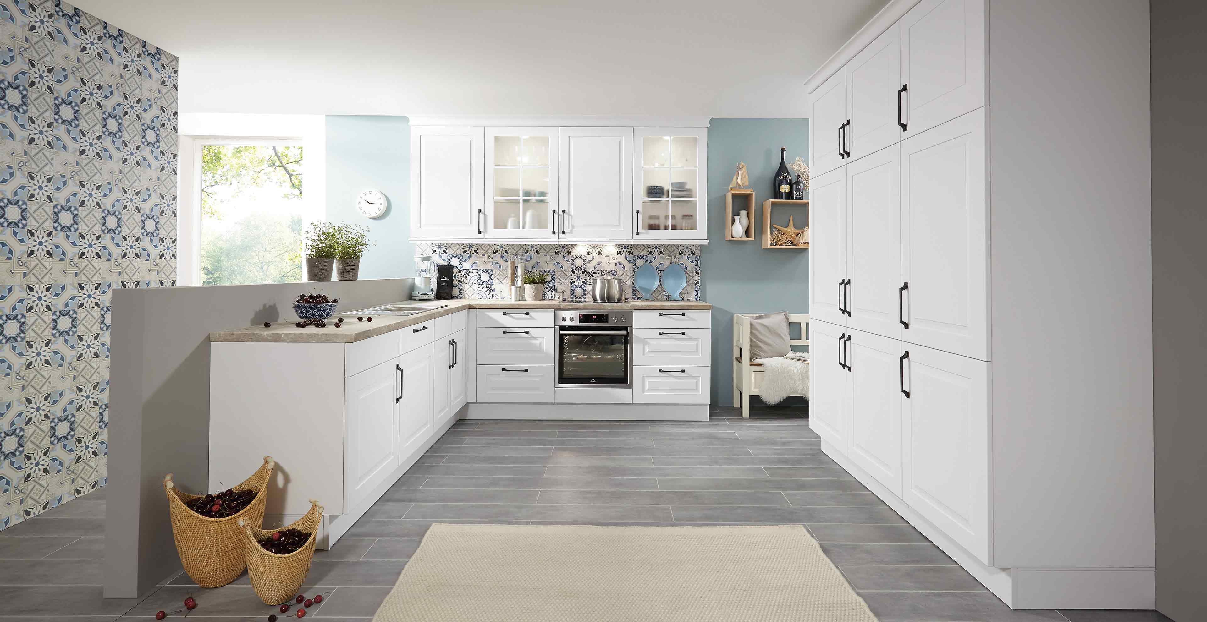 Landhauskuche In U Form Mit Breccia Imperiale Der backofen ist auf mittlerer höhe angebracht und fügt sich durch seine eleganz perfekt in die küche ein. u form mit breccia imperiale